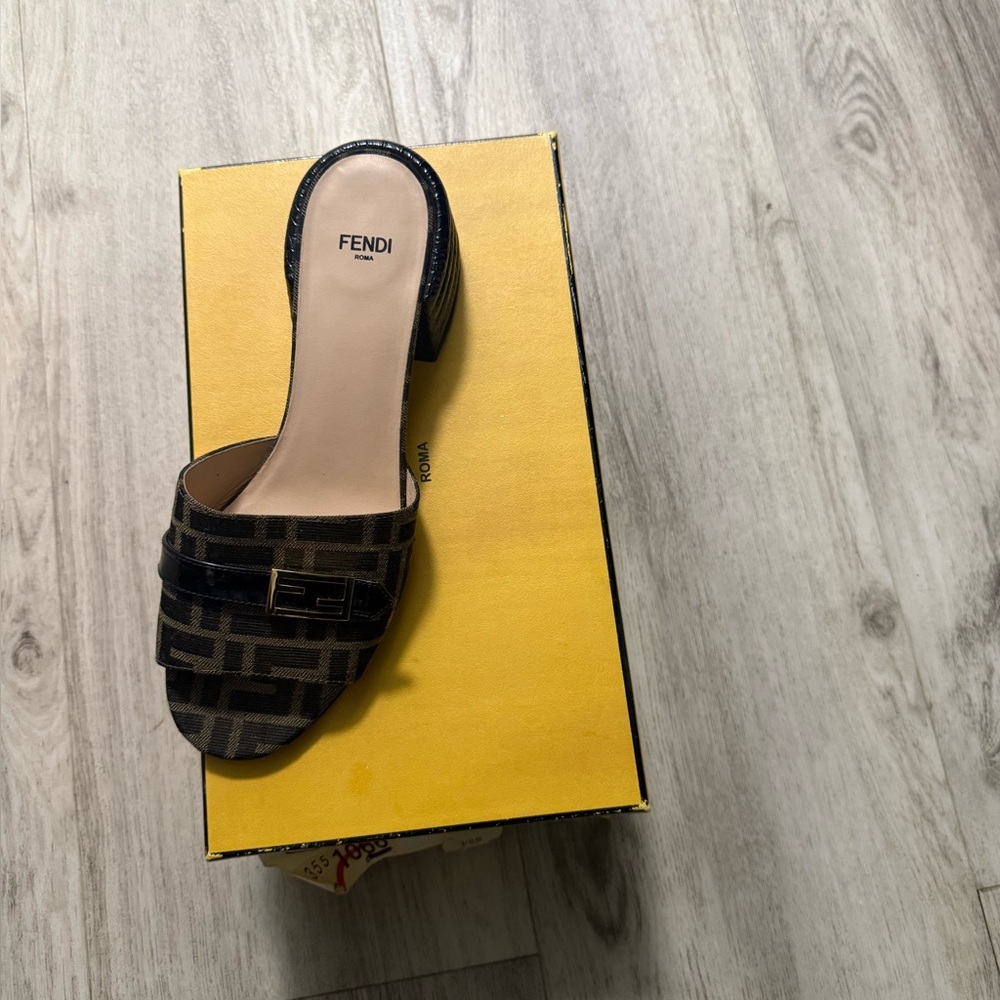 Fendi en buenas condiciones solo una vez puesta